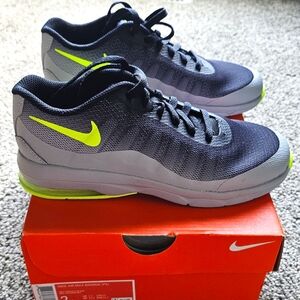 Little Boys Nike Air Max Invigor, size 2Y, wolf gray/volt-black
